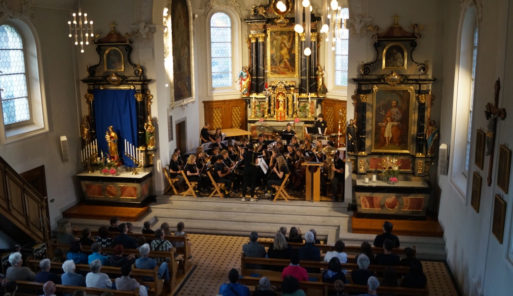 Die Jungmusik dirigiert von Sandra Baumgartner