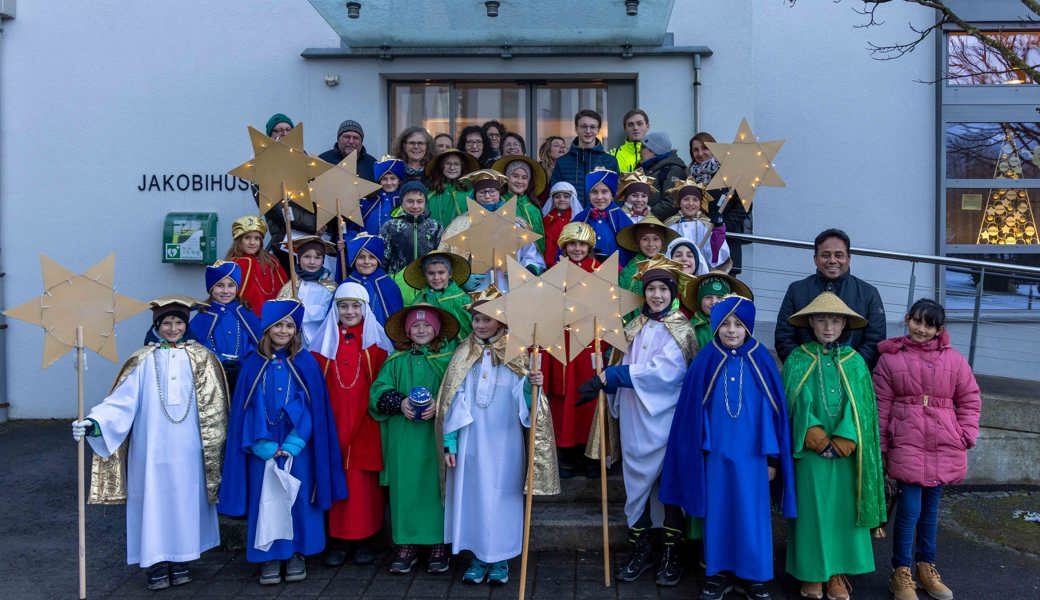 Rund 50 Kinder machten sich auf und brachten den Segen in die Häuser und Wohnungen.