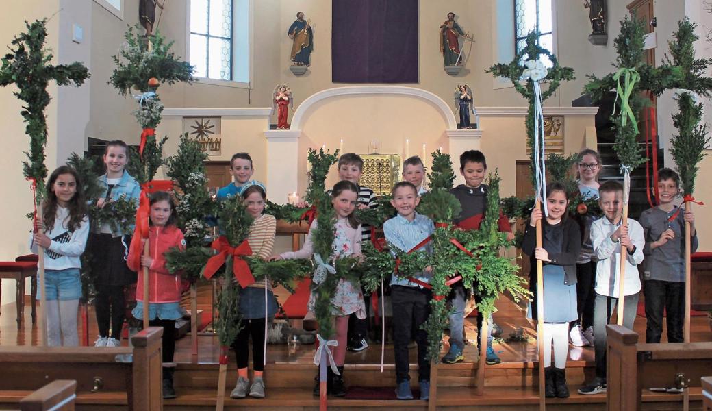 Als Erinnerung an den Einzug Jesu in Jerusalem durften alle Kinder ihr Palmkreuz mittragen. 