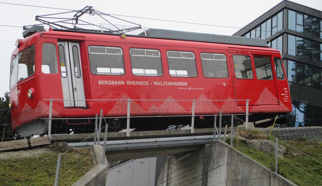 Seit genau 60 Jahren verbindet der rote, verschiedentlich revidierte Zahnrad-Triebwagen Walzenhausen mit Rheineck.