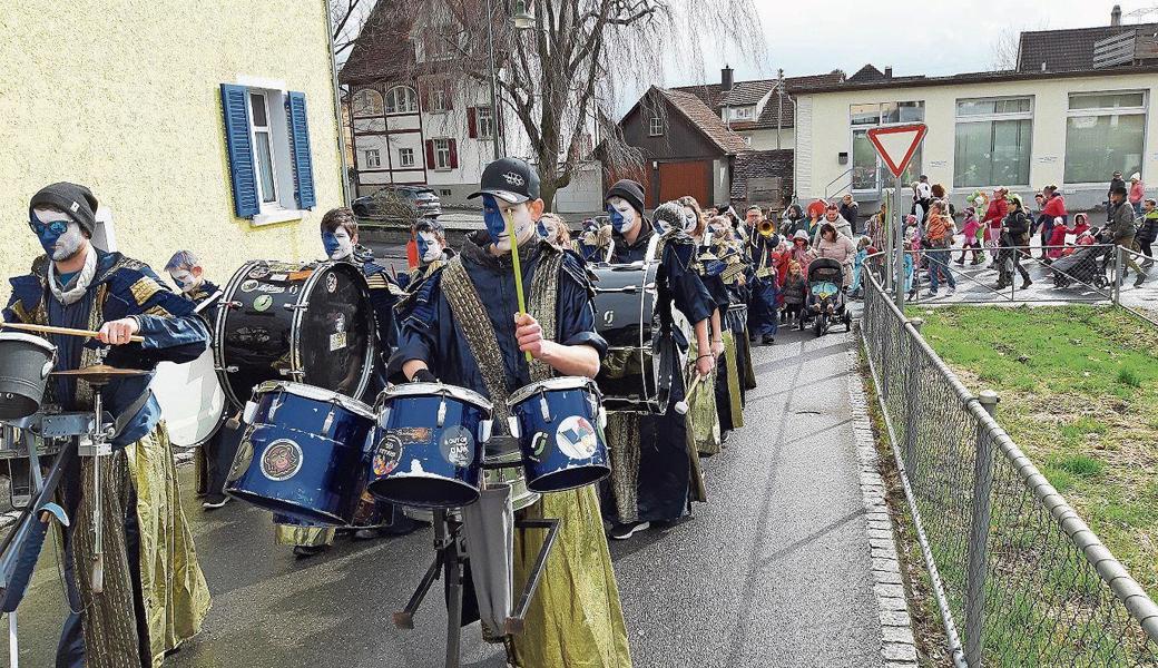 Viele Kinder und Eltern nahmen am Umzug teil, der von der Guggenmusik Caramba angeführt wurde. 