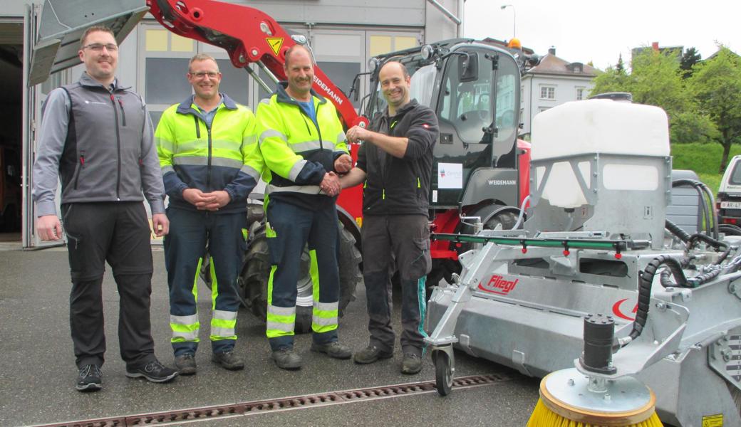 Über den neuen Hoftrac (Pneulader) samt Strassenwischmaschine in Wolfhalden freuen sich (von links) Weidemannvertreter Armin Hässig, Markus Glättli, Werner Schmid (beide vom Gemeindebauamt) und Andreas Bischof von der Lieferfirma Kast Landmaschinen AG.