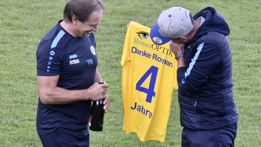 Roman Hafner wurde vor dem Spiel von Sportchef Claudio Jung verabschiedet.