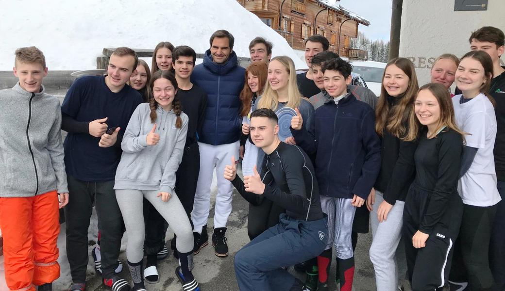 Eine Erinnerung, die bleibt: Die Klassen 3sa und 3sb der Oberstufe Mittelrheintal mit Tenniskönig Roger Federer.