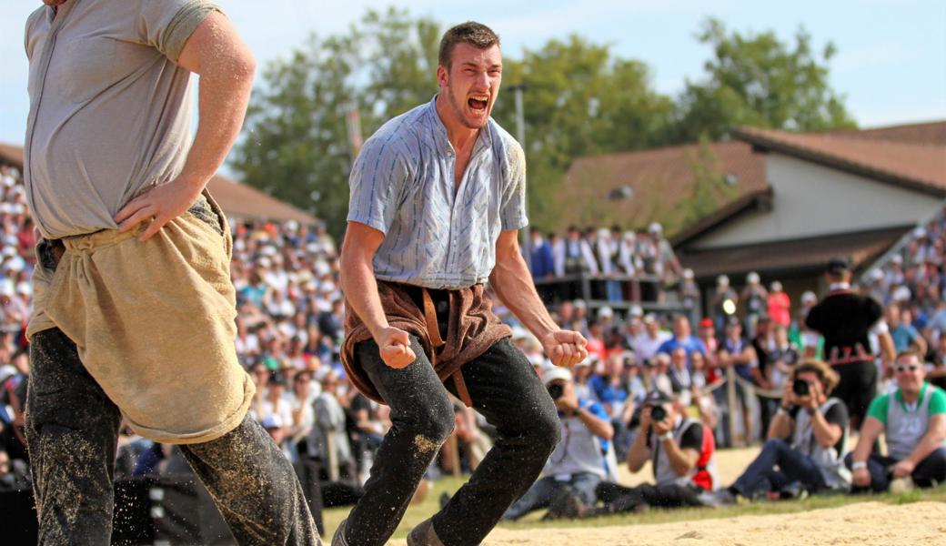 Damian Ott jubelt über den Festsieg am Kilchberger Schwinget.