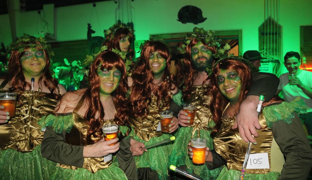 Um am Maskenball Eichberg zu feiern, sind diese Elfen aus dem tiefen Wald gekommen. 