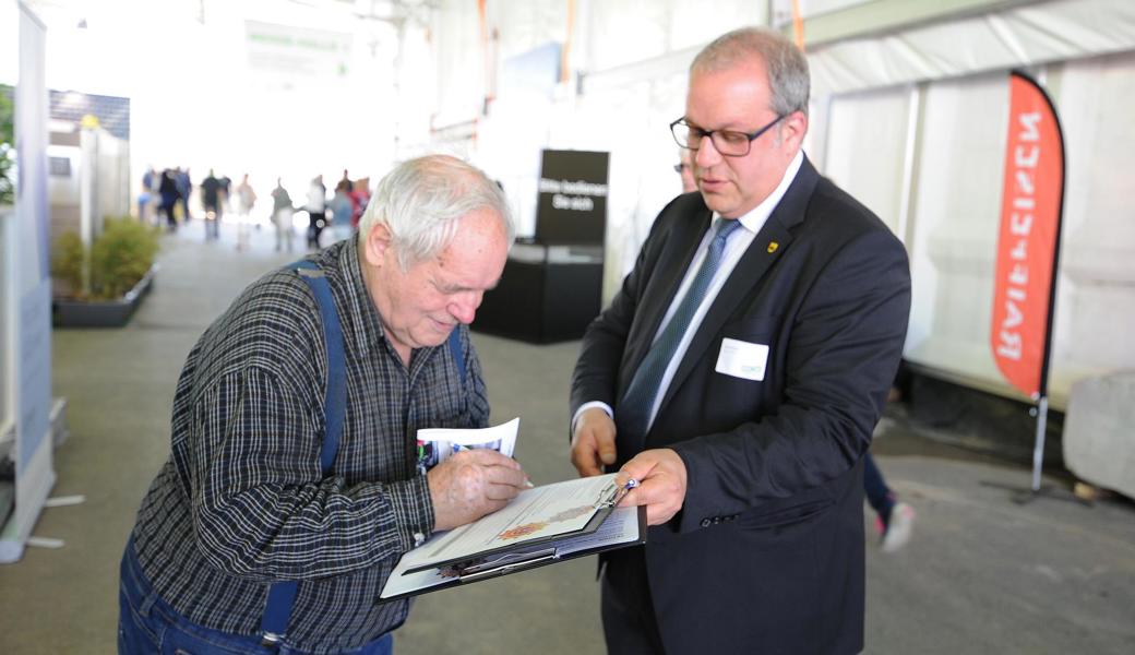 Stadtpräsident Ruedi Mattle half beim Sammeln fleissig mit.