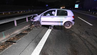 Auf Autobahn in Leitplanke geprallt