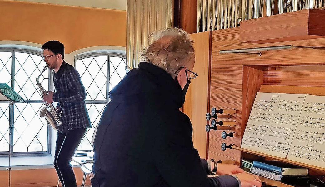 Mit den Klängen von Rafael Frei am Sopran- und Altsaxofon und Berhard Loss an der Orgel wurde der festliche Gottesdienst umrahmt.