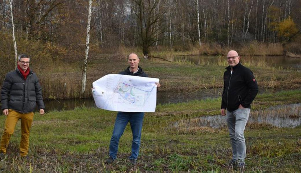 Simon Zeller (v. l.), Amt für Natur, Jagd und Fischerei, Roger Dietsche, Wälli AG Ingenieure, und Rolf Huber, Gemeindepräsident Oberriet, studieren die Pläne gleich vor Ort.