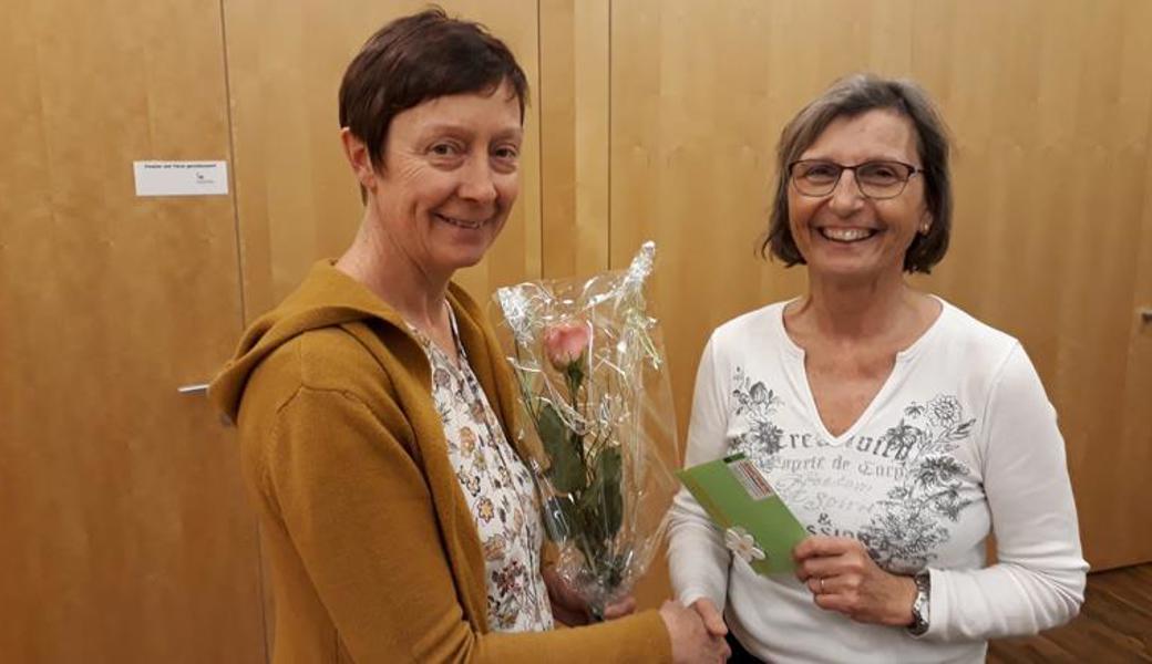 Präsidentin Doris Lehner (r.) gratuliert Agnes Schümperlin zur Ehrenmitgliedschaft.