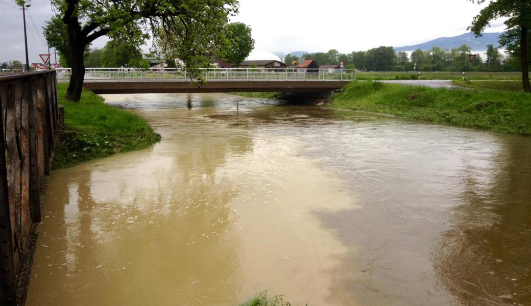 Er hat die Farbe eines Café Crème:  Der Binnenkanal nimmt bei den Drei Brücken das Wasser der Rietaach auf. 