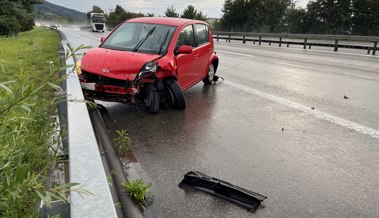 Wegen nasser Fahrbahn ins Schleudern geraten - es entstand hoher Sachschaden