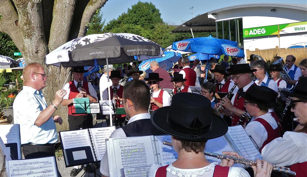 Die Musikvereine Gaissau und Rheineck spielten in gemischter Formation ein Platzkonzert. 