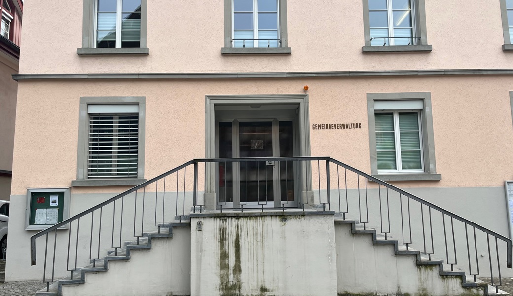 Nicht nur die Treppe des Gemeindehauses, sondern auch das Arbeitsklima hat Verbesserungspotenzial.