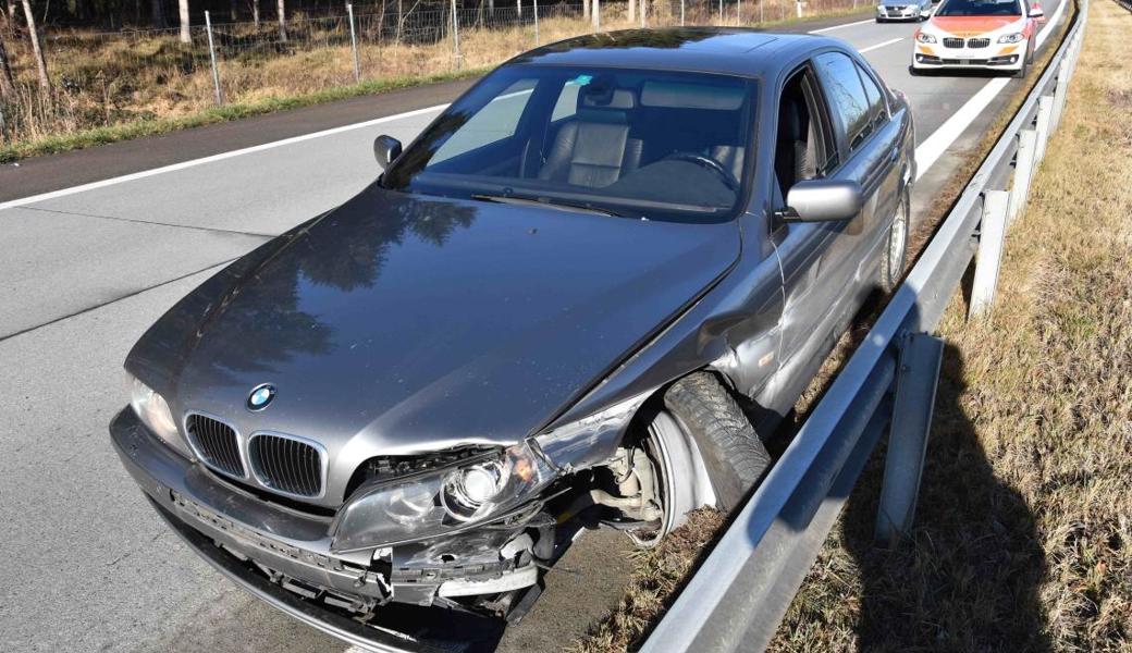 Für zwei wars auf der Überholspur zu eng. Die Fahrt endete für beide Autofahrer an der Mittelleitplanke.