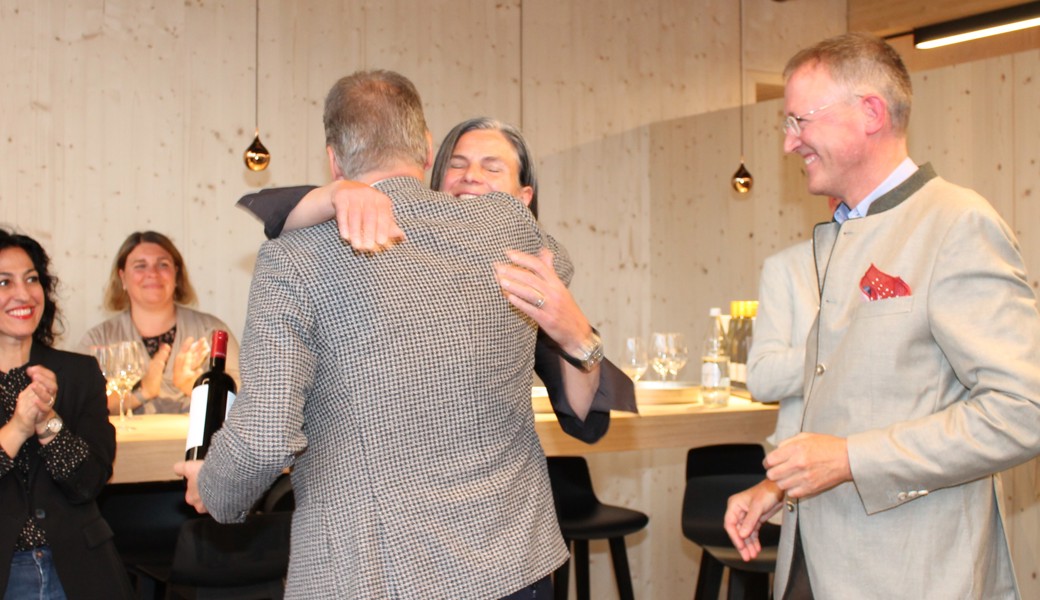 Pfarrer Martin Schmidt umarmt herzlich die Geschäftsleitenden Barbara und Sven von Hulsbergen, mit denen er befreundet ist.      