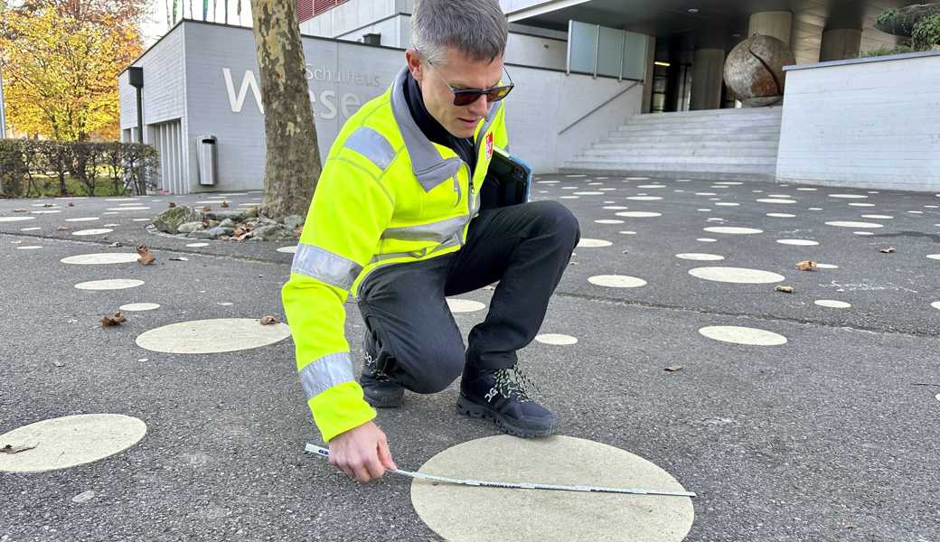 Nicht aufgemalt, sondern mit Schablonen ausgeschnitten: Projektleiter Antonio Di Natale inspiziert die Punkte in Altstätten. 