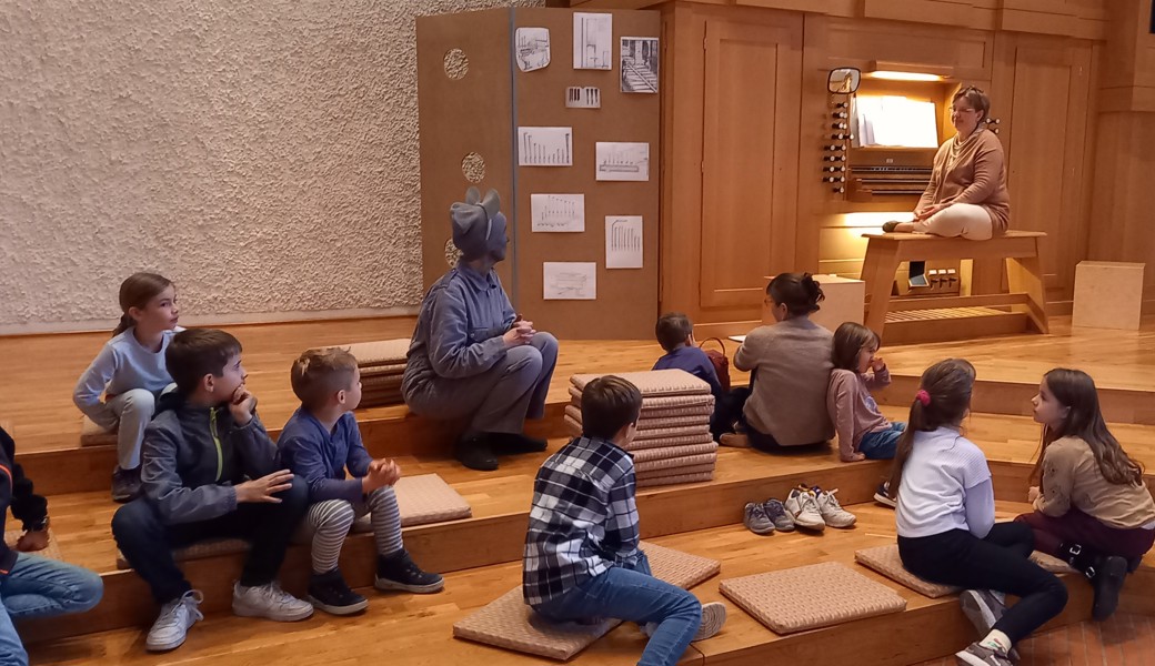 Bildlegende: still und staunend lauschten die Kinder zusammen mit der Orgelmaus den Erzählungen der Organistin Ulrike Turwitt