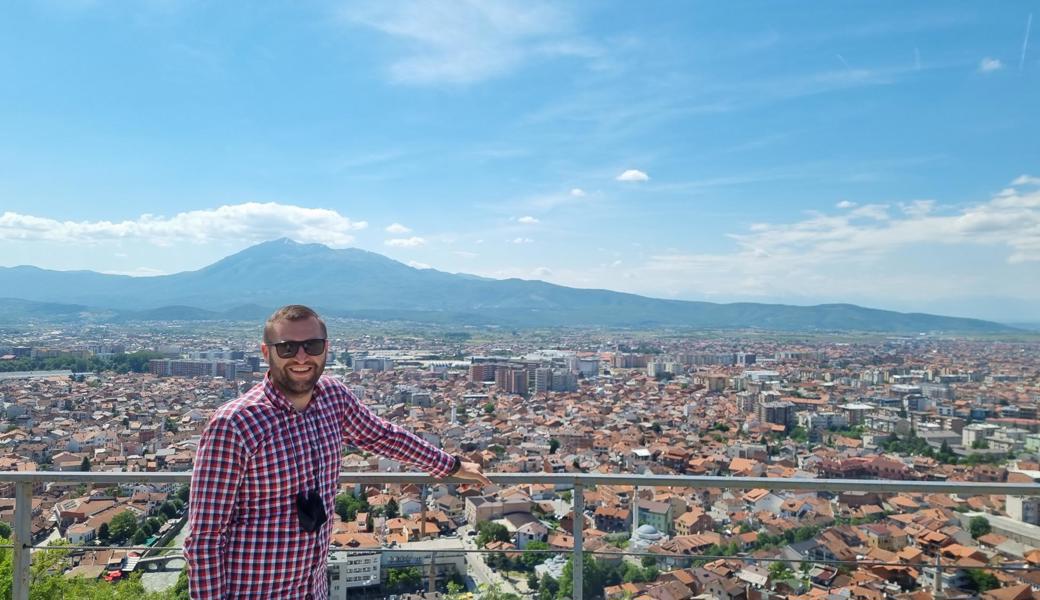 Emir Dervishoski reist gern, auf diesem Bild posiert er in Prizren, Kosovo. Während er in Europa schon einiges gesehen hat, stehen nach der Pandemie New York oder Moskau auf seiner Reiseliste.