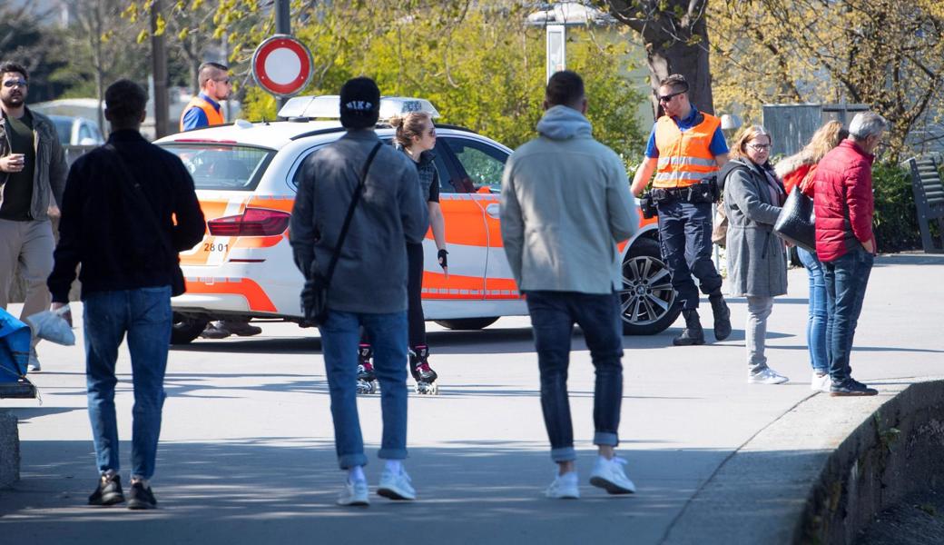 Polizisten unterhalten sich in Rorschach mit Spaziergängern.