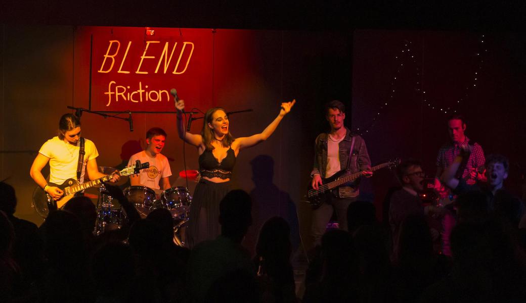 Blend Friction sind live auf der Bühne in ihrem Element.  