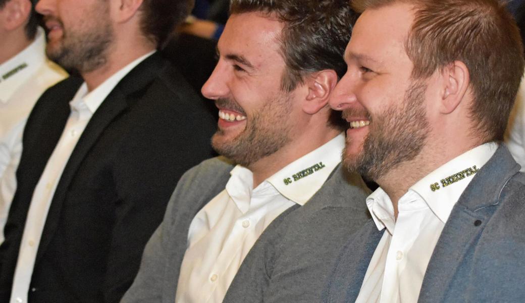 Sascha Moser (rechts), der Captain der letzten Saison, und Damian Holenstein, der aktuelle Captain des SC Rheintal, haben Grund zum Lachen. 
