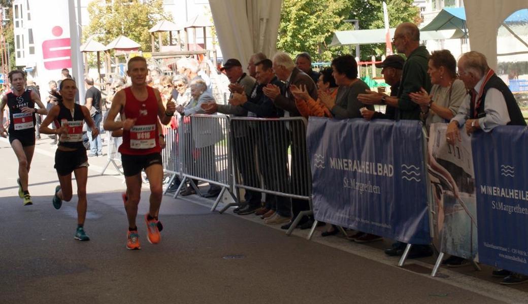 In St. Margrethen laufen die Sportlerinnen und Sportler durchs Festzelt.