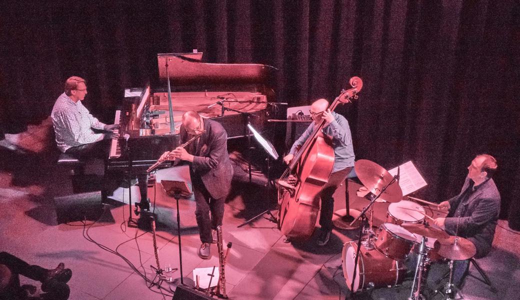 Flute Jazz Four, vier kraftvolle Jazzmusiker: Peter Madsen (Piano), Erich Tiefenthaler (Flöte), Dietmar Kirchner (Bass) und Patrick Manzecchi (Schlagzeug).