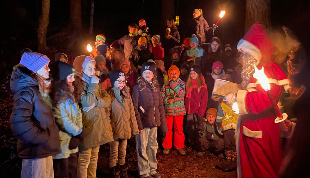 Gespannt horchen die Jugendriegler den Ausführungen des Samiklaus.