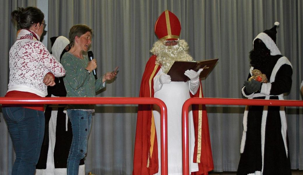 Der Samichlaus wusste von schönen sportlichen Erfolgen zu berichten und ermunterte, regelmässig bei den Turn- und Schwimmstunden teilzunehmen. 