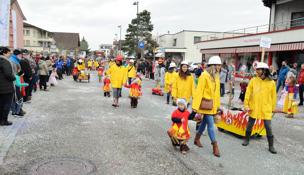 Kleine Feuerchen und grosse Löscherinnen: Die Muki-Turngruppe Oberriet nahm am Umzug in Oberriet das Feuerverbot aufs Korn, das letzten Sommer wegen der Trockenheit verhängt worden ist.