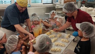 Mütterrunde mit 30 Kindern zu Besuch in der Bäckerei Fuchs