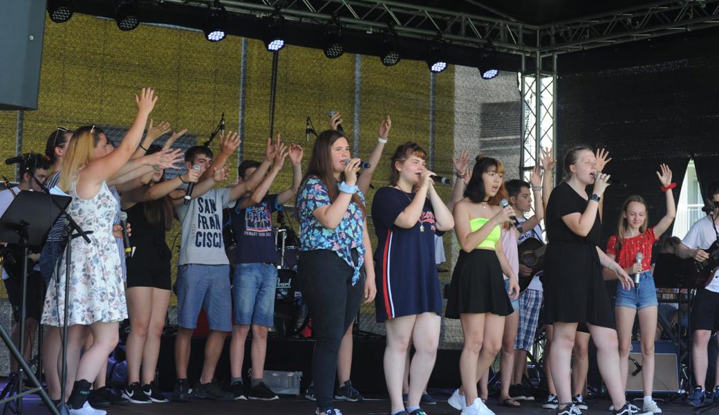Ein Auftritt wie an einem Festival: Wiesental-Schülerinnen und -Schüler gestern auf ihrer Open-Air-Bühne.