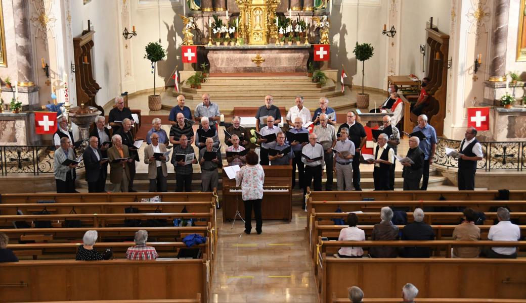 Sänger der drei Dörfer Au, Berneck und Heerbrugg schlossen sich unter der Leitung von Márta Flesch zu einem vereinigten Männerchor zusammen und gestalteten den musikalischen Part des ökumenischen Gottesdienst am 730. Geburtstag der Schweiz. 