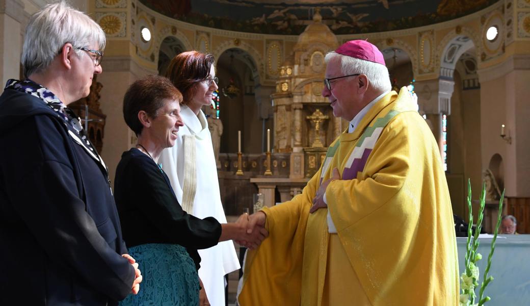 Veronika Hopfner nimmt die Glückwünsche von Bischof Markus Büchel entgegen. 