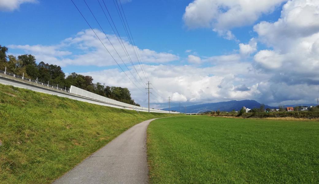 Spaziergänger und Velofahrer sind im Rheinvorland zwischen Au und St. Margrethen durch die Schutzwände etwas weniger dem Autobahnlärm ausgesetzt. 