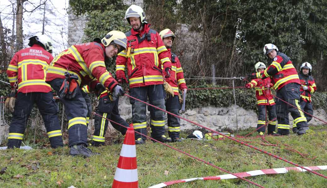 Bei der Burgruine Blatten Oberriet übten Kaderleute der Feuerwehren des Oberen Rheintals die Absturzsicherung. 