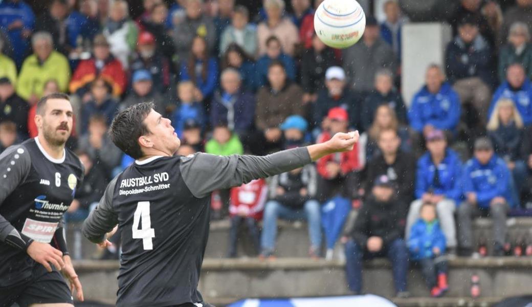 Lässer-Ball: Christian (rechts) legt für Lukas auf.