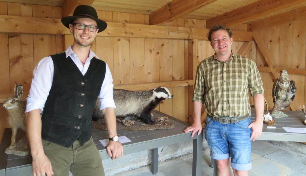 Lukas Neff (l) und Enrico Mattiello am Posten der Jagdgesellschaft