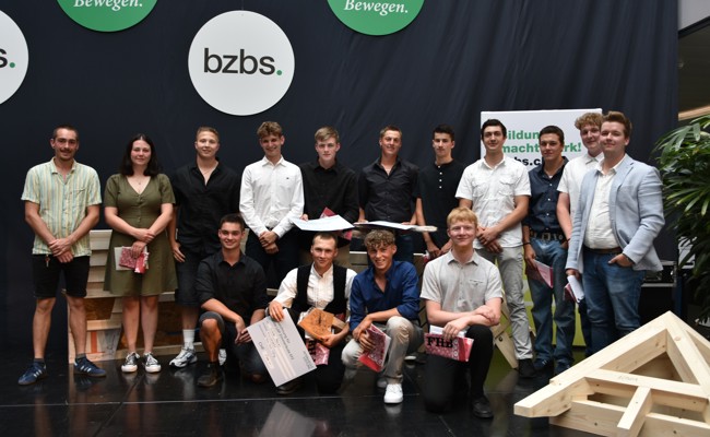 Mit «Mut und Stolz» ins Berufsleben: Junge Zimmerleute feiern Lehrabschluss