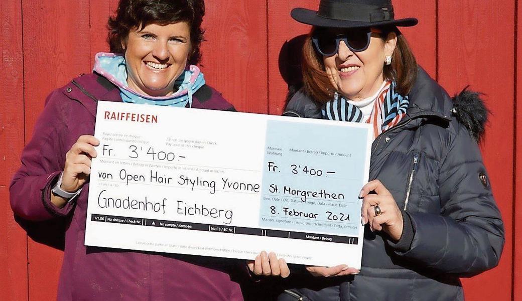 Yvonne Müller, Open Hair Styling Yvonne (rechts), überreicht Jasmin Hutter, Präsidentin Gnadenhof Eichberg, eine Spende von 3400 Franken. 