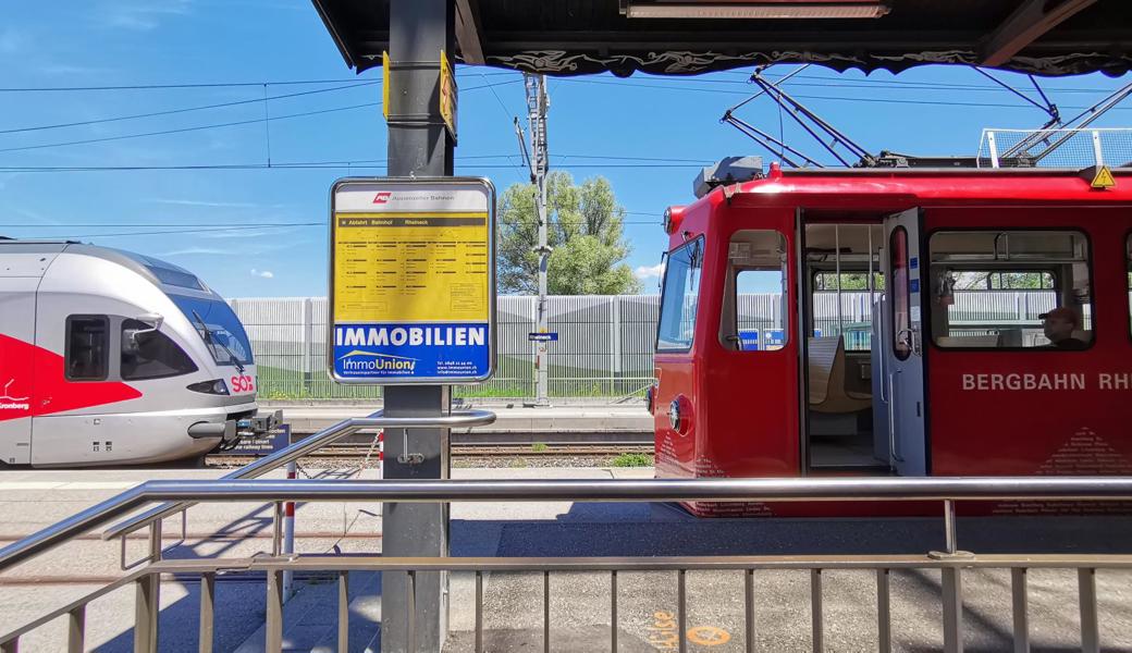 Alt gegen Neu: Das Walzenhauser Bähnli steht einem modernen SBB-Zug gegenüber.