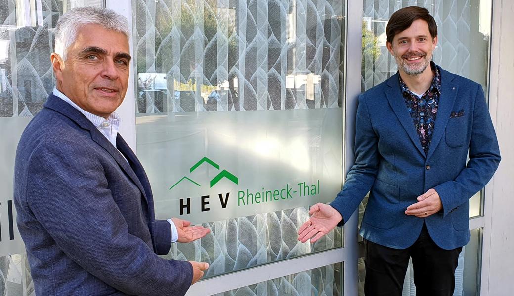 Urs Huser, Präsident (links) und Thomas Hitz, neu Sekretär vom HEV Rheineck-Thal, zeigen, dass der Standort an der Hauptstrasse 22 in Staad bestehen bleibt. 