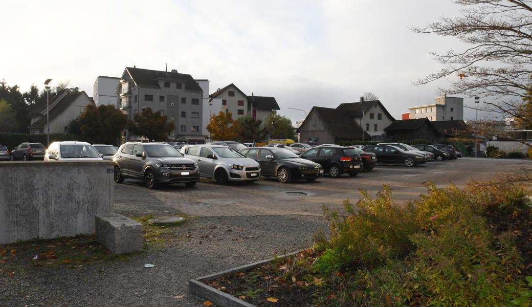 Die Auer Bevölkerung wünscht sich, dass das wilde Parkieren auf dem Dorfplatz eingedämmt wird. Eine einfache und pragmatische Lösung gibt es nicht. 
