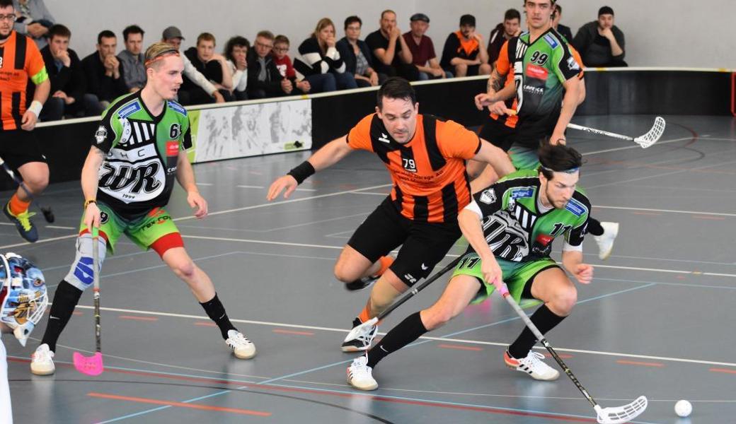 Am fehlenden Einsatz lag's nicht: Flyers-Teamsenior Andreas Fisch (bald 40-jährig) im Zweikampf.