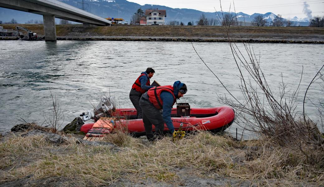 Vermessungsingenieur Markus Türtscher (links) und sein Assistent Reinhard Enzinger waren am Mittwoch ein paar Stunden auf dem Rhein unterwegs.