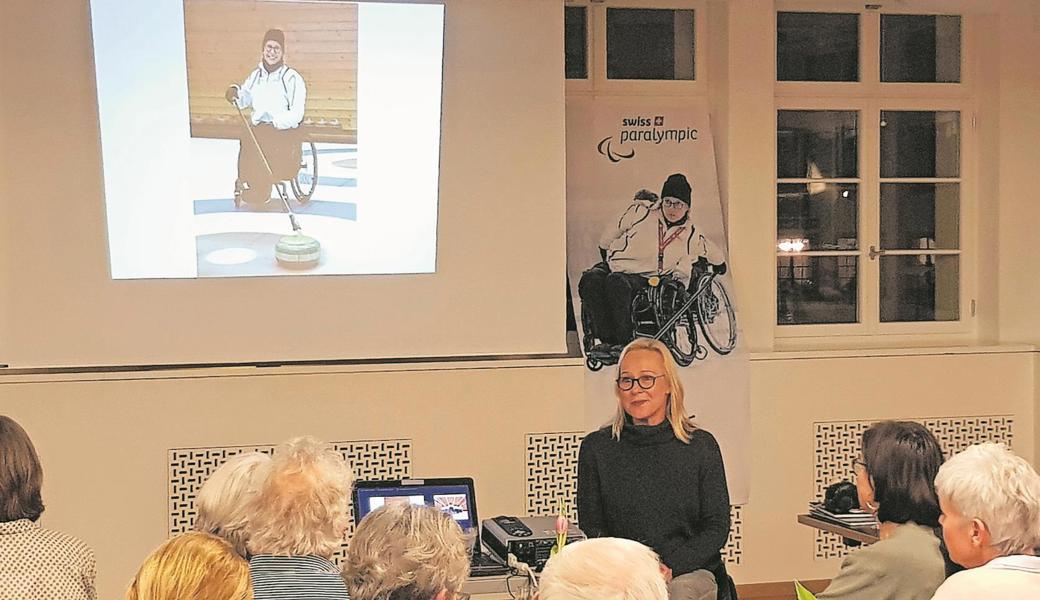 Die in Berneck aufgewachsene Rollstuhl-Curlerin Claudia Hüttenmoser-Pfister sprach über ihren Werdegang nach ihrer Querschnittlähmung. 