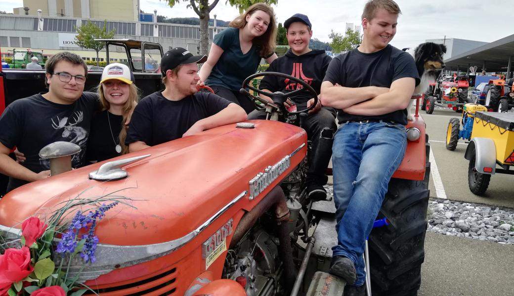 Auch junge Leute begeistern sich für alte Traktoren. Hier ein Modell der Schweizer Marke Hürlimann. 