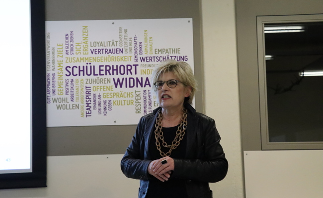 Spiel, Satz, Christa Köppel - die Gemeindepräsidentin informierte